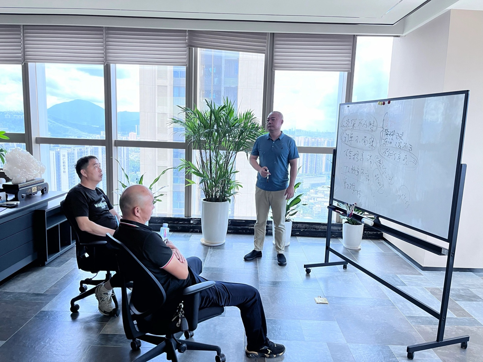 顾问在客户现场白板推演改善方案